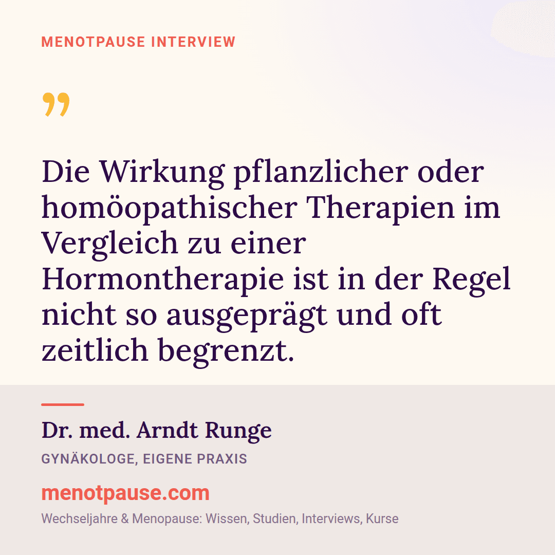 Zitat-Grafik: Dr. med. Arndt Runge, Gynäkologe, im MeNotPause-Interview über die Wirkung pflanzlicher Therapien im Vergleich zur Hormonersatztherapie.