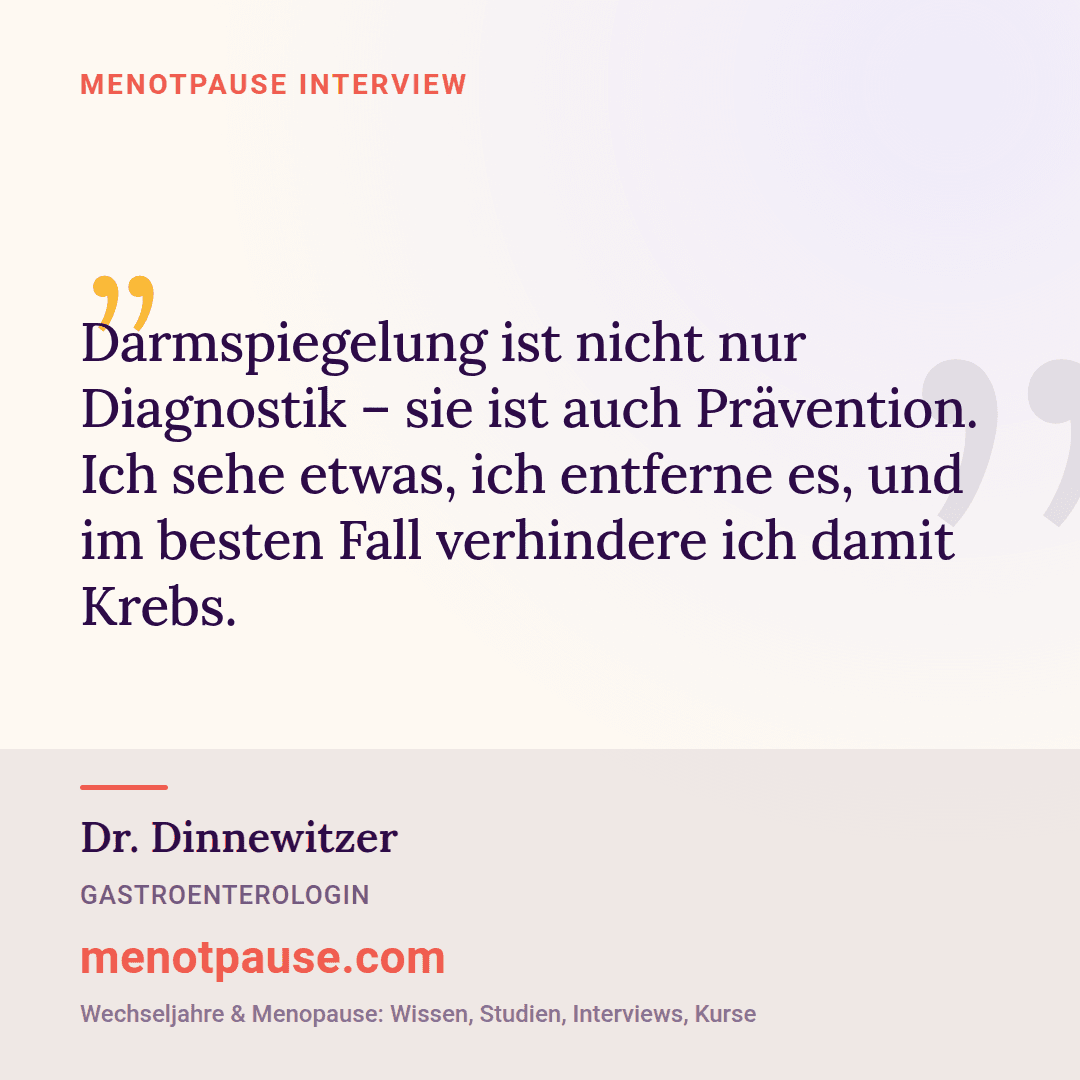 Zitat-Grafik: Dr. Dinnewitzer, Gastroenterologin, im MeNotPause-Interview darüber, dass eine Darmspiegelung nicht nur Diagnostik, sondern aktive Krebsprävention ist.