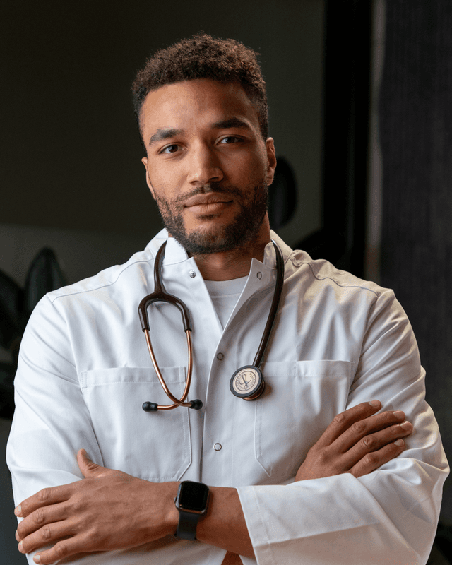Dr. med. Jonathan Apasu, Arzt und Gründer von Adon Health