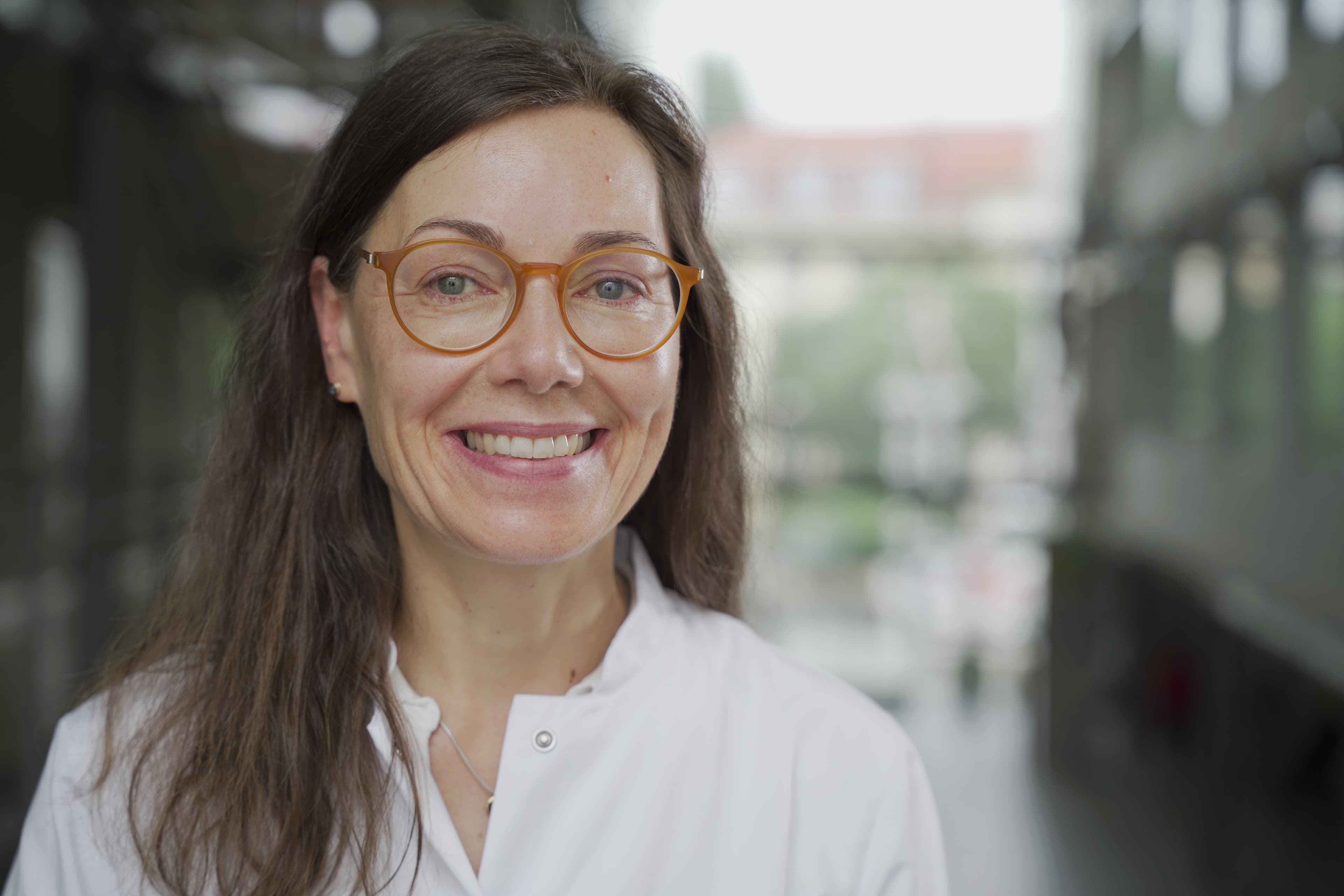Migräne in den Wechseljahren: Prof. Dr. med. Gudrun Goßrau über Hormonschwankungen, Chronifizierung und Hormontherapie