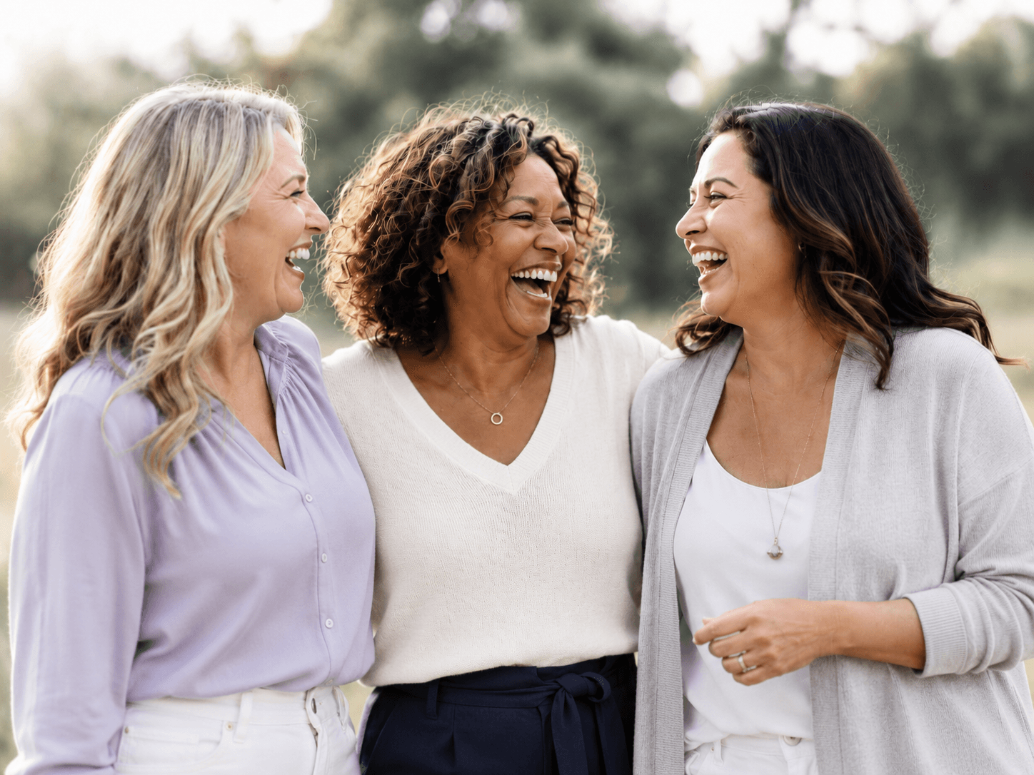 Diverse Frauen ab 45 lachen gemeinsam im warmen Licht