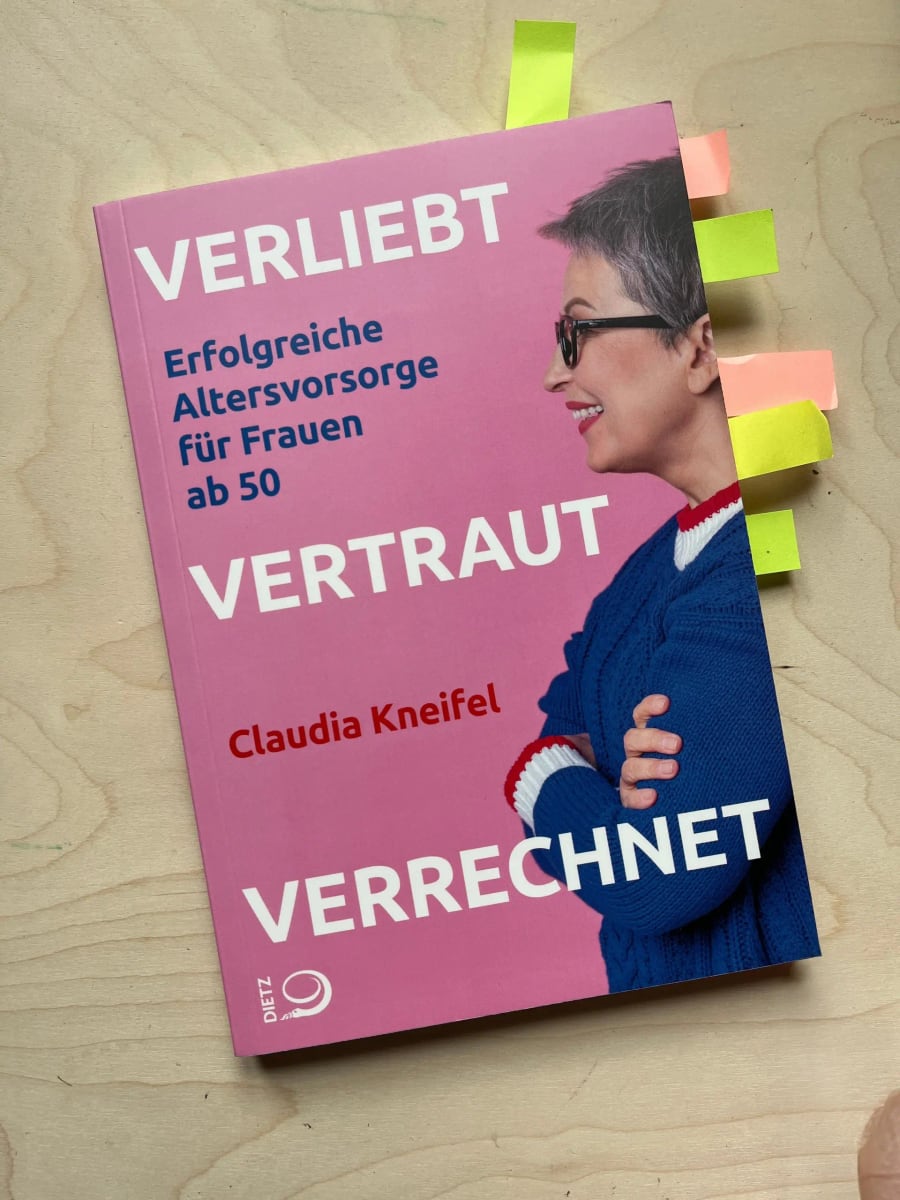 Cover: Verliebt, vertraut, verrechnet: Erfolgreiche Altersvorsorge für Frauen ab 50 von Claudia Kneifel